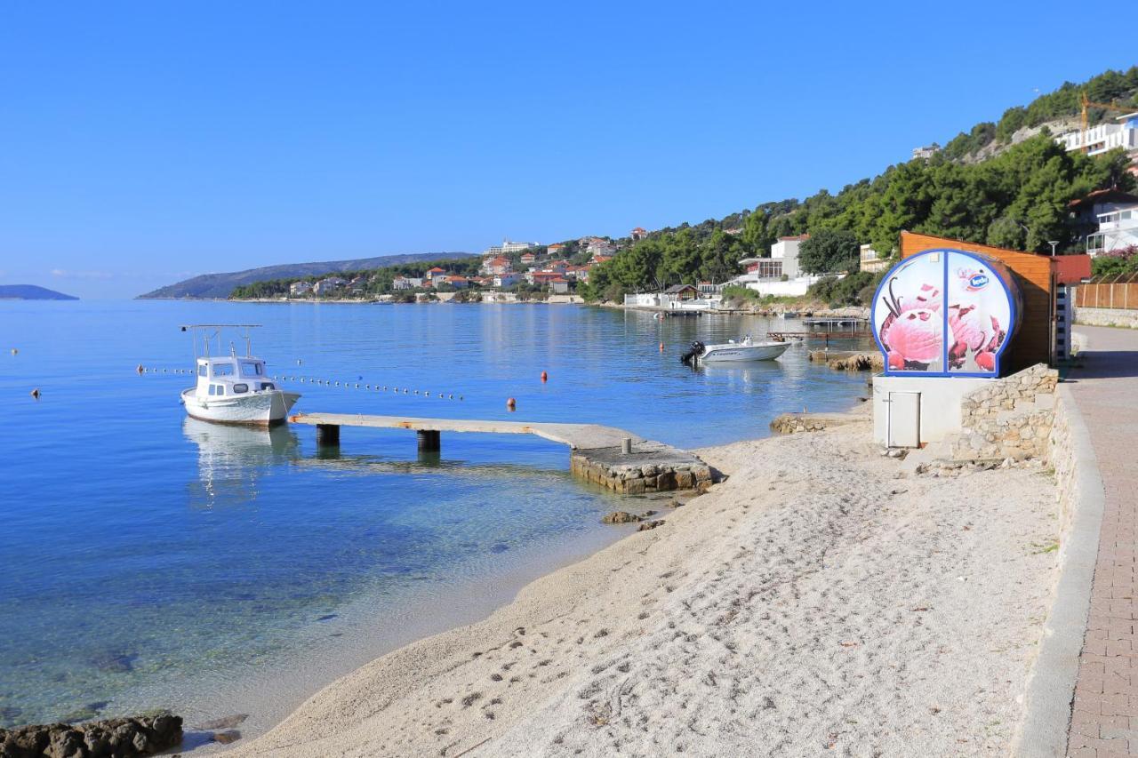 Apartments By The Sea Seget Donji, Trogir - 2029 Kültér fotó