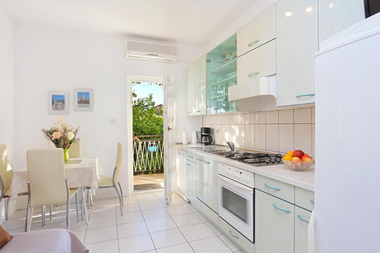 Apartments By The Sea Seget Donji, Trogir - 2029 Kültér fotó