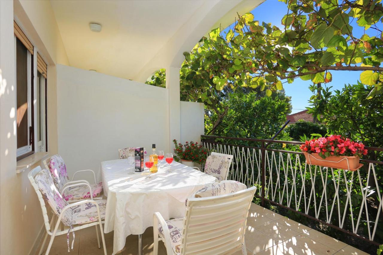 Apartments By The Sea Seget Donji, Trogir - 2029 Kültér fotó